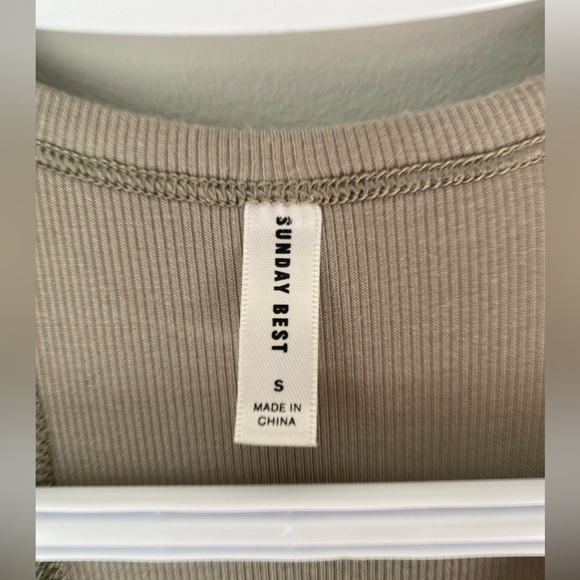 🍀Aritzia Sunday Best high Neck Tank (S) - Picture 3 of 4